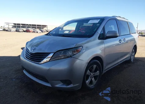 2015 Toyota Sienna Le 8 Passenger z USA, uszkodzony, nr VIN 5TDKK3DC9FS549775